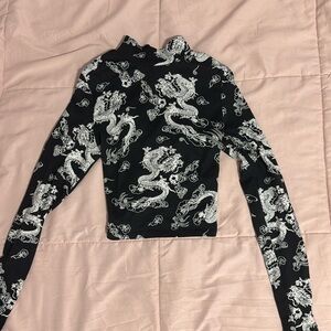 It’s criss cross in the back and open, I got this like 3 years ago!!